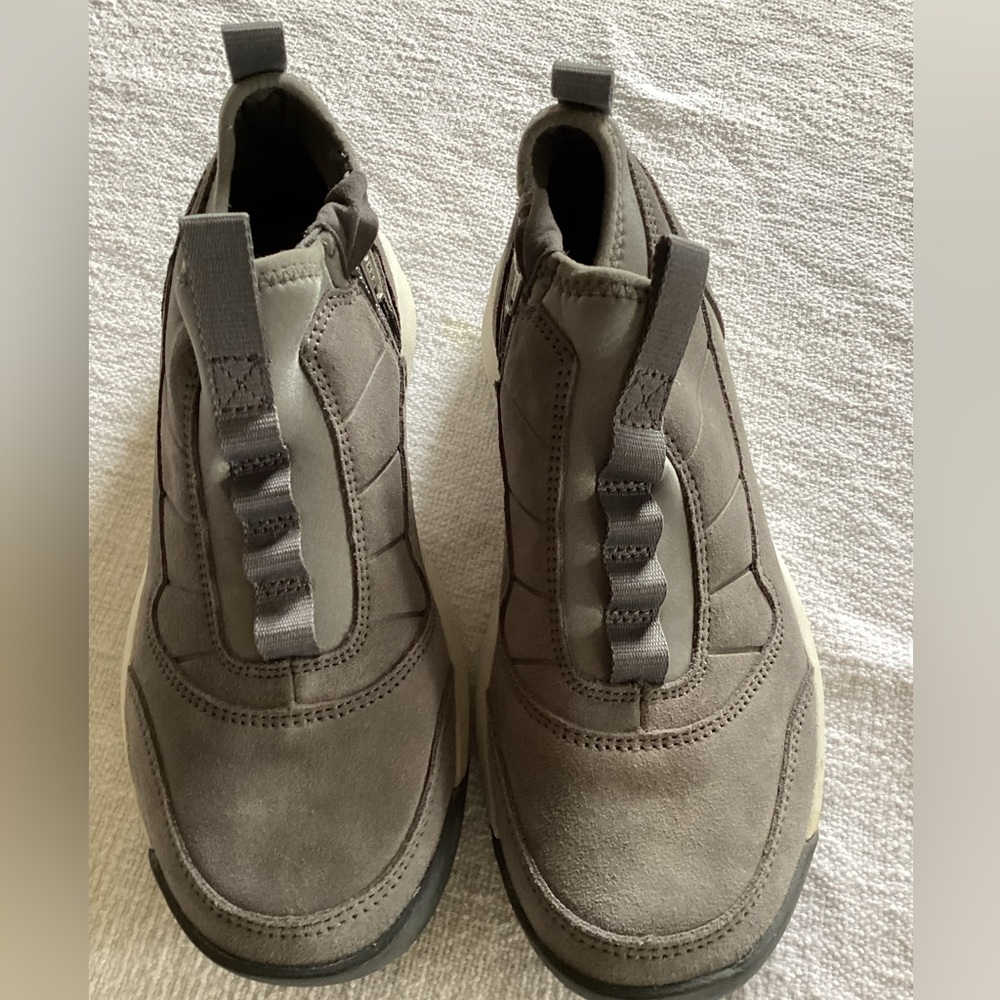L.L. Bean Women's Vista Mid Boots, Pull-On-SZ 7 medium